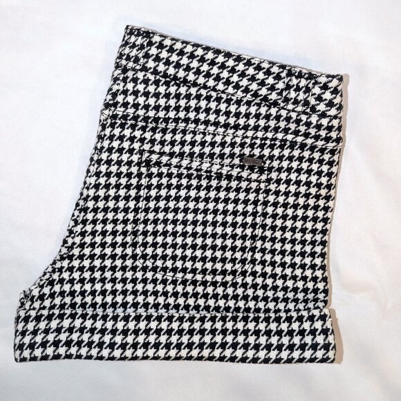 Y2K Guess | Low Rise Cuffed Hem Houndstooth Black & White Tweed Shorts | Size 29 - Picture 7 of 11